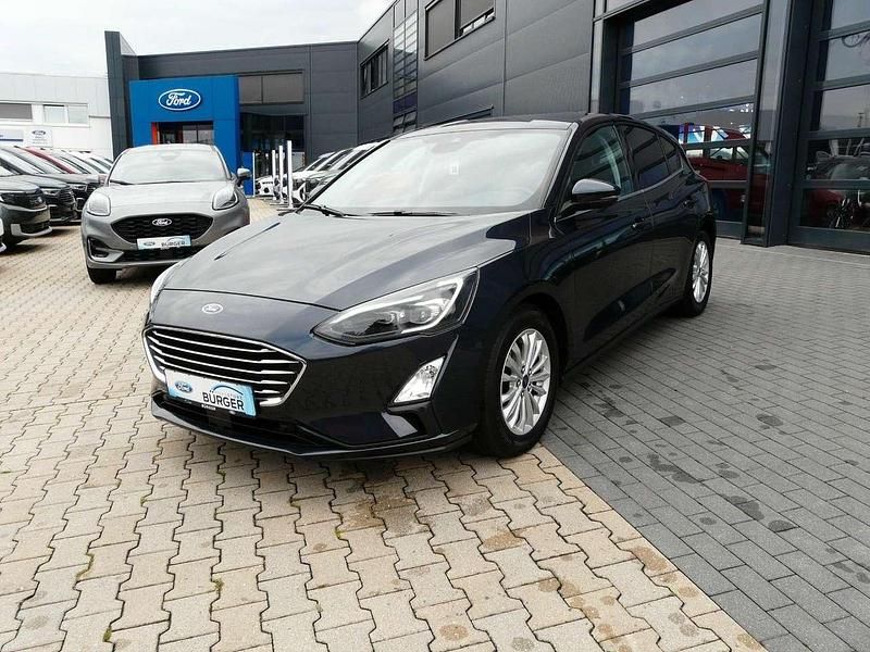 Blau Gebraucht 2020 Ford Focus Titanium Limousine | 16.890 € (Fairer Preis) - Bild 1/4