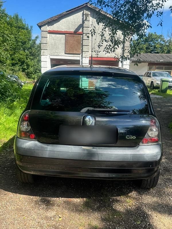 Używany Renault Clio II 75 KM (55 kW) 2003 Sedan/Limuzyna