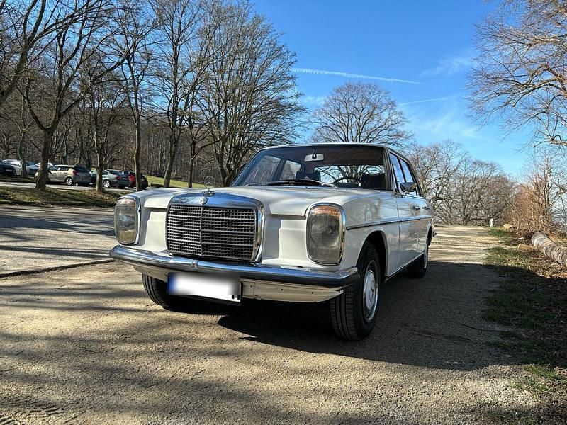 Weiß Gebraucht 1972 Mercedes 200/8 Limousine | 8.950 € - Bild 1/4