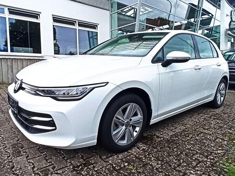 Weiß Gebraucht 2024 VW Golf VIII Life Limousine | 25.725 € (Fairer Preis) - Bild 1/4
