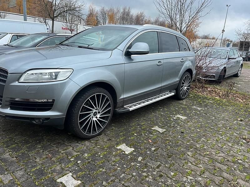Grau Gebraucht 2007 Audi Q7 SUV | 10.999 € (Superpreis) - Bild 1/4