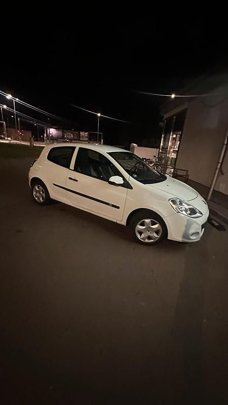 Gebraucht Renault Clio II 68 PS (50 kW) 2009 Weiß Kleinwagen