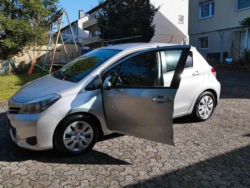 Gebraucht Toyota Yaris Multidrive S 99 PS (72 kW) 2012 Silber Kleinwagen
