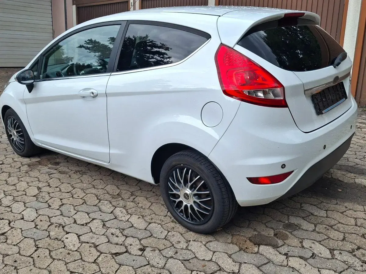 Gebraucht Ford Fiesta Titanium 82 PS (60 kW) 2010 Silber Limousine