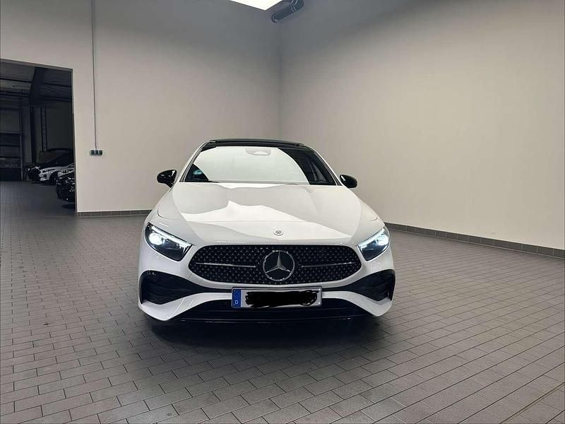 Gebraucht Mercedes A180 136 PS (100 kW) 2024 Weiß Limousine