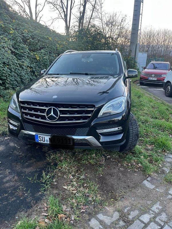 Schwarz Gebraucht 2012 Mercedes ML250 SUV | 18.200 € (Fairer Preis) - Bild 1/4