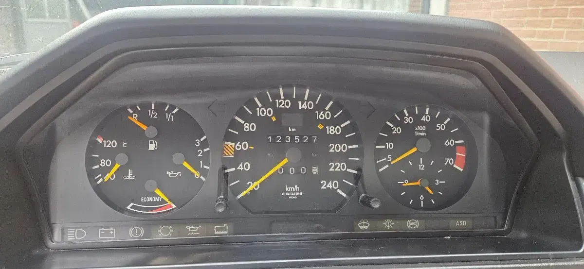 Gebraucht Mercedes 260 160 PS (117 kW) 1987 Silber Limousine