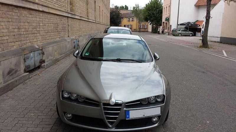 Grau Gebraucht 2006 Alfa Romeo 159 Limousine | 4.500 € (Fairer Preis) - Bild 1/4