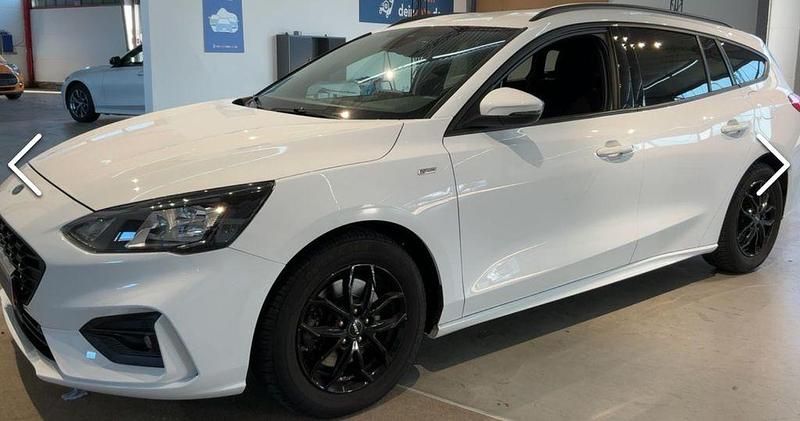 Weiß Gebraucht 2021 Ford Focus ST-Line Limousine | 17.700 € (Fairer Preis) - Bild 1/1