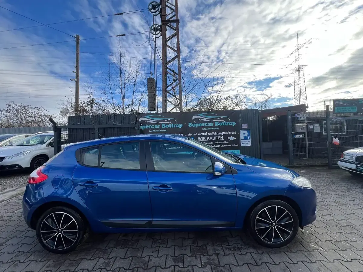 Używany Renault Mégane Expression 101 KM (74 kW) 2012 Niebieski Sedan/Limuzyna