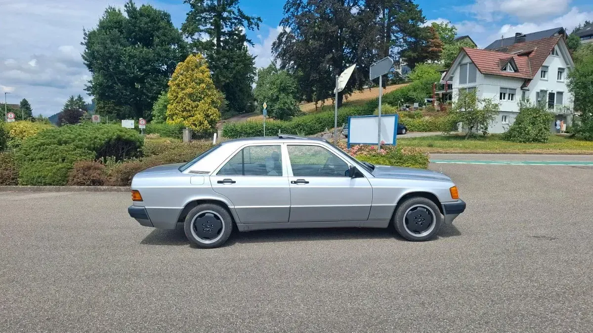 Gebraucht Mercedes 190 107 PS (78 kW) 1991 Silber Limousine