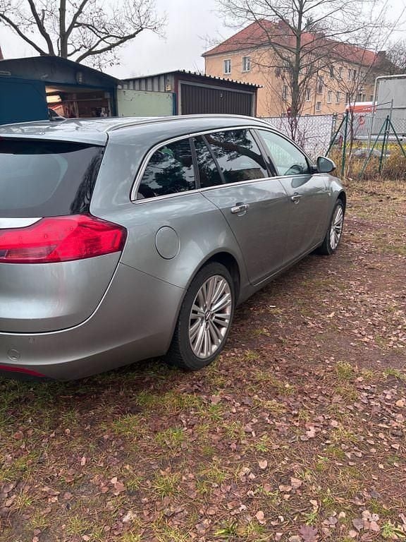 Usado Opel Insignia 160 HP (117 kW) 2012 Verde Carrinha