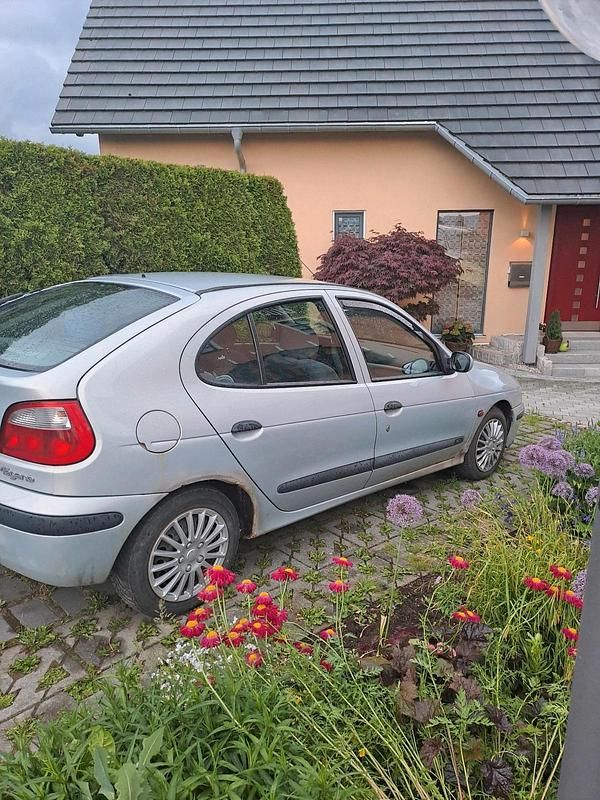 Gebraucht Renault Mégane 94 PS (69 kW) 2001 Silber Kleinwagen