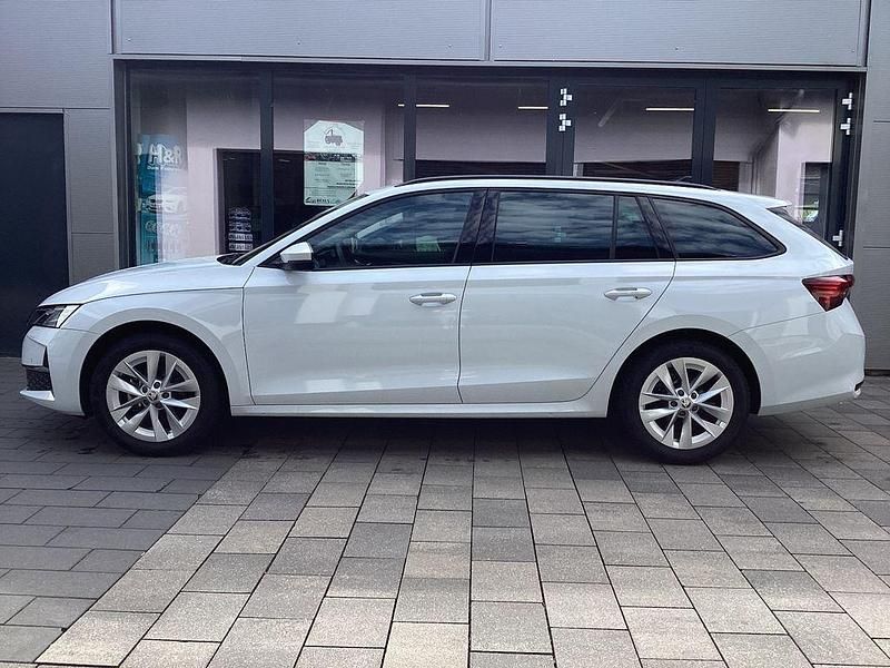 Moon weiß perleffekt (metallic) Gebraucht 2024 Skoda Octavia Selection Kombi | 31.950 € (Fairer Preis) - Bild 1/4