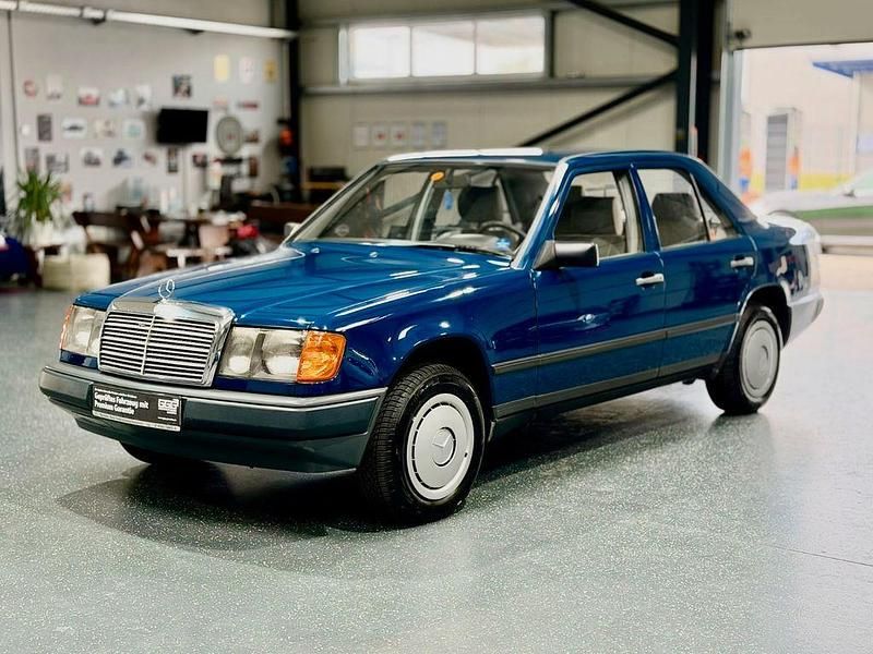 Gebraucht Mercedes E230 132 PS (97 kW) 1986 Blau Limousine