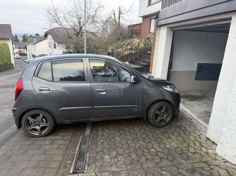 Grau Gebraucht 2012 Hyundai i10 Kleinwagen | 4.300 € (Fairer Preis) - Bild 1/4