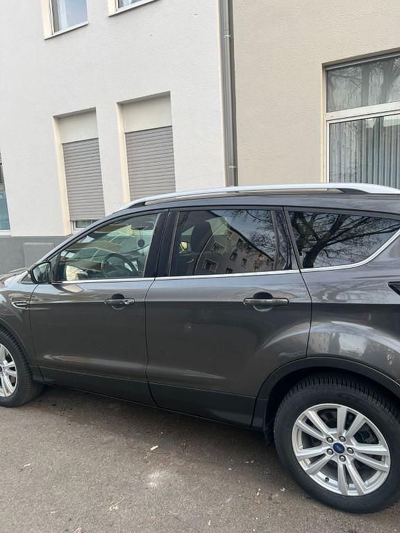 Gebraucht Ford Kuga Titanium 150 PS (110 kW) 2018 Grau SUV