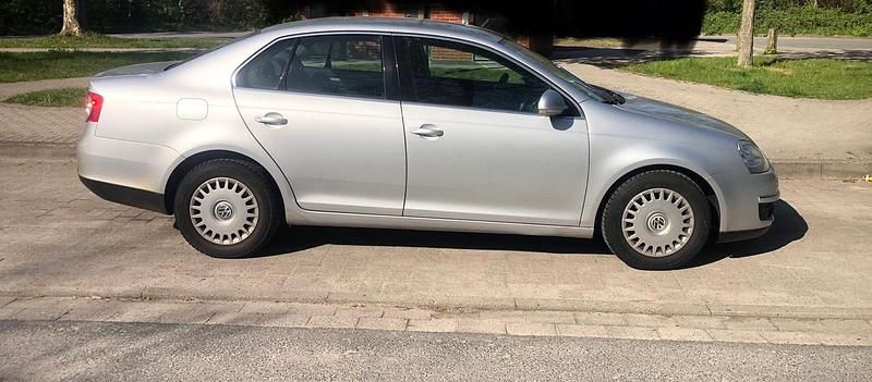 Second-hand VW Jetta 116 CP (85 kW) 2006 Argintiu Berlinǎ