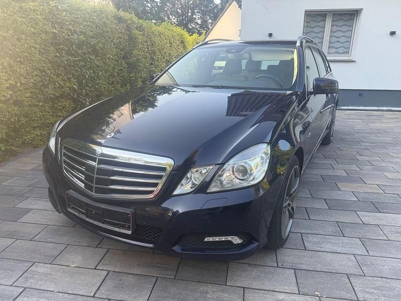 Blau Gebraucht 2010 Mercedes E350 Avantgarde Kombi | 8.500 € (Superpreis) - Bild 1/4