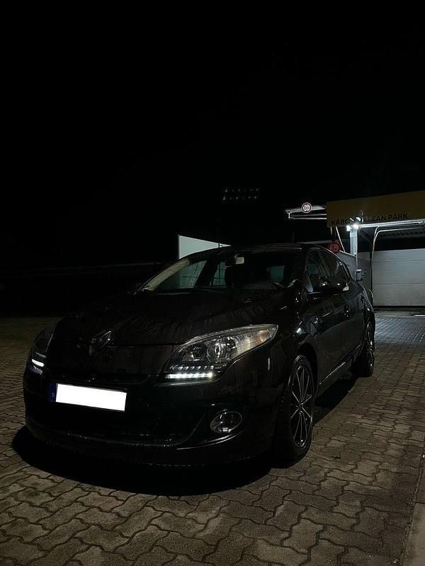 Braun Gebraucht 2013 Renault Mégane III Bose Edition Limousine | 5.400 € (Fairer Preis) - Bild 1/4