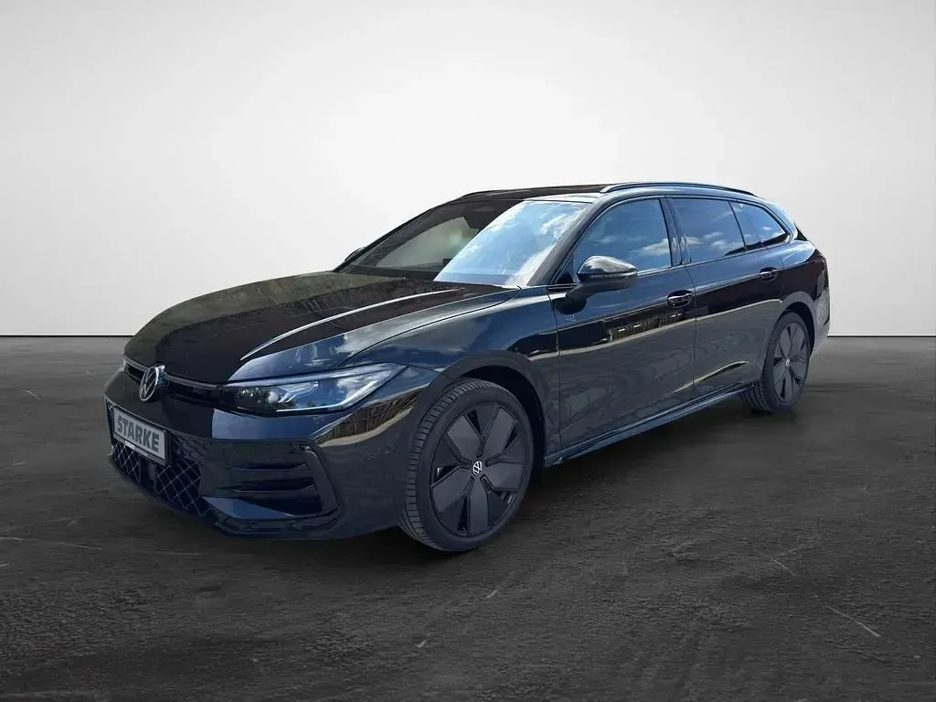 Second-hand VW Passat R-line 193 CP (141 kW) 2025 Negru Break