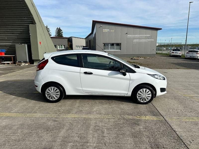 Gebraucht Ford Fiesta Ambiente 60 PS (44 kW) 2017 Weiß Kleinwagen