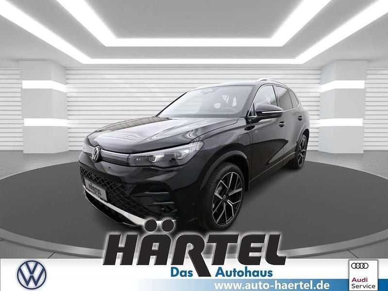 Grenadillschwarz (black), metallic Gebraucht 2025 VW Tiguan R-line SUV | 62.800 € - Bild 1/4