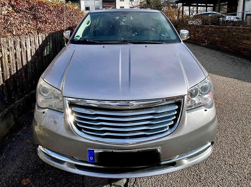 Silber Gebraucht 2014 Chrysler Town & Country Limited Van | 9.500 € - Bild 1/4