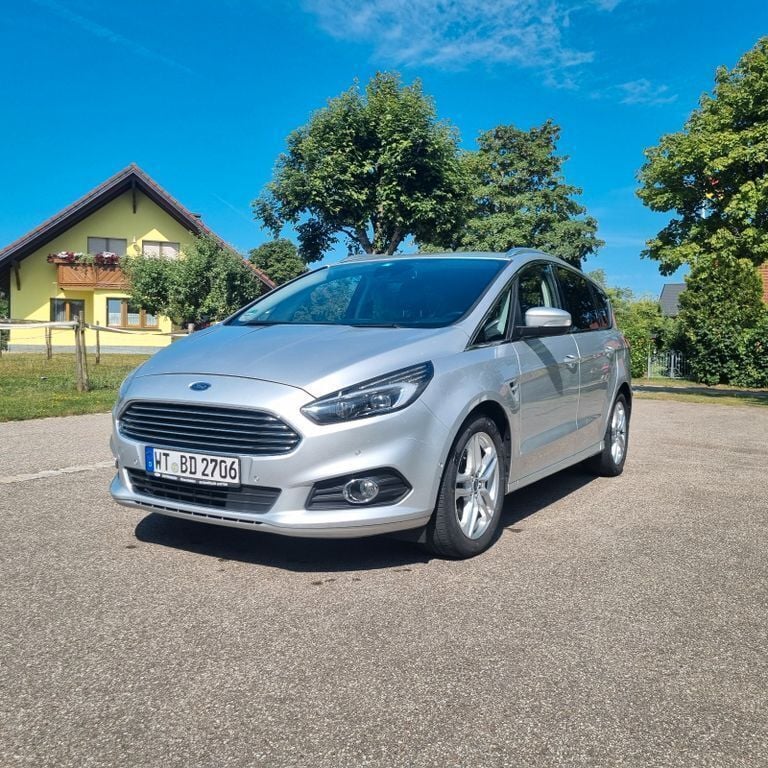 Silber Gebraucht 2015 Ford S-MAX Titanium Van / Kleinbus | 16.500 € (Teuer) - Bild 1/4