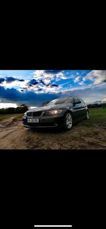 Grau Gebraucht 2005 BMW 320 Limousine | 3.900 € (Fairer Preis) - Bild 1/4