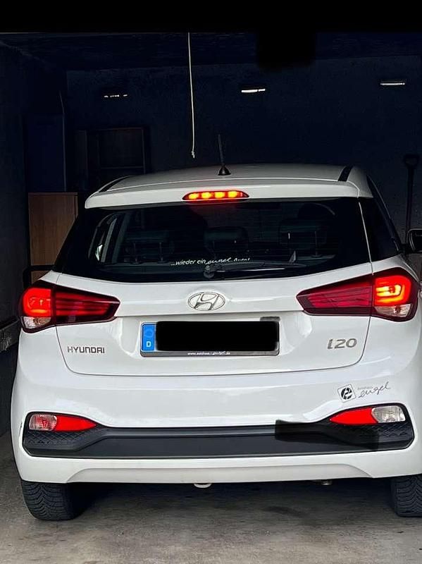 Gebraucht Hyundai i20 Select 75 PS (55 kW) 2019 Weiß Kleinwagen