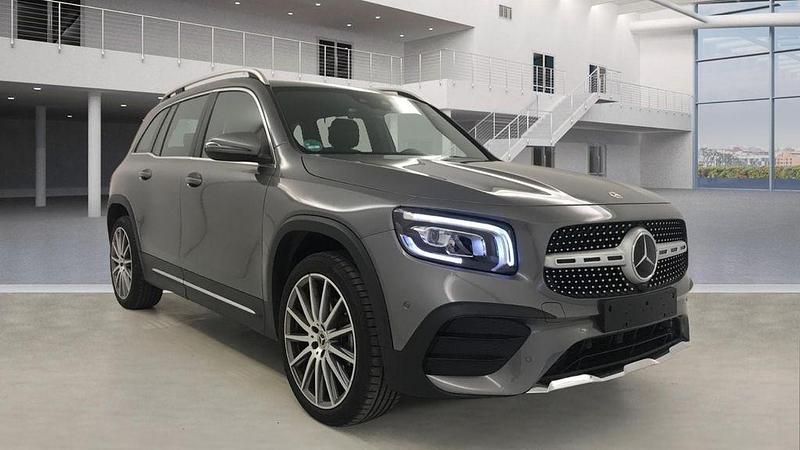 Grau Gebraucht 2021 Mercedes GLB250 AMG SUV | 36.950 € (Guter Preis) - Bild 1/3