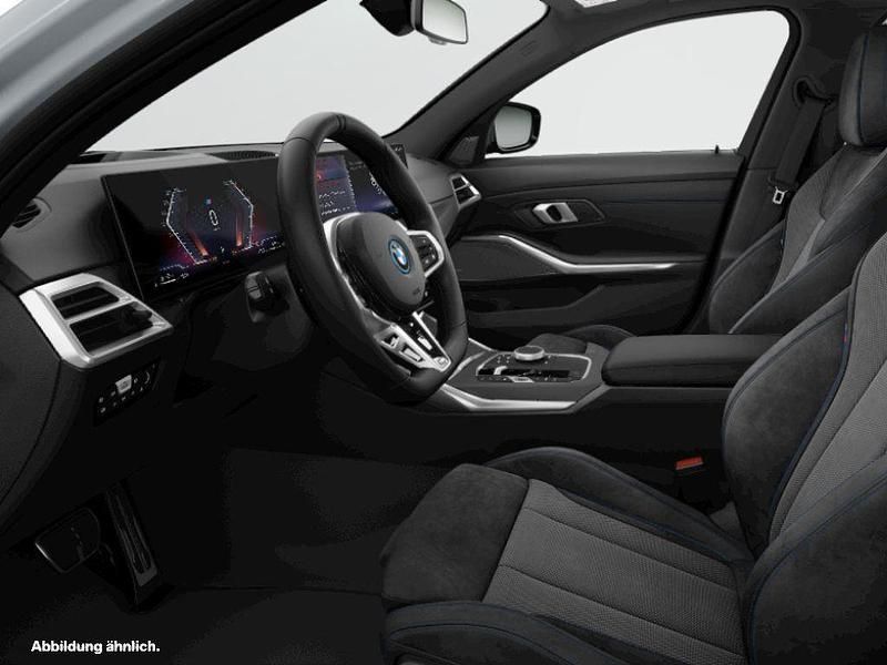 Brooklyn grau metallic Gebraucht 2025 BMW 330e Comfort Edition Kombi | 51.614 € (Teuer) - Bild 1/2