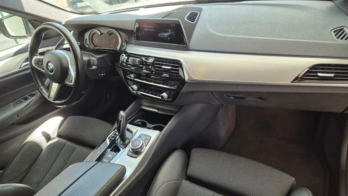Gebraucht BMW 520 Sport Line 190 PS (139 kW) 2018 Grau Kombi