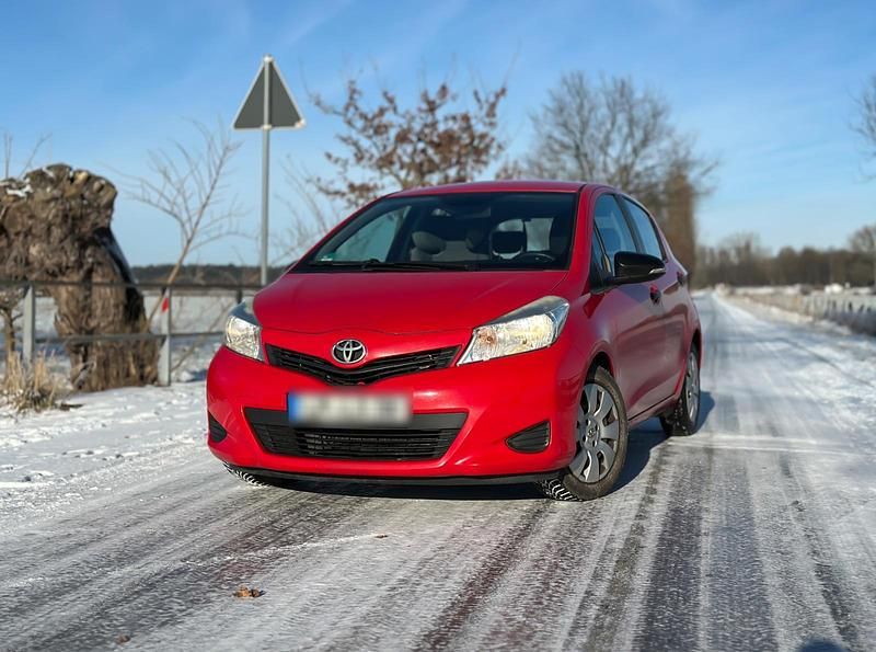 Rot Gebraucht 2011 Toyota Yaris Kleinwagen | 4.150 € (Etwas zu teuer) - Bild 1/4