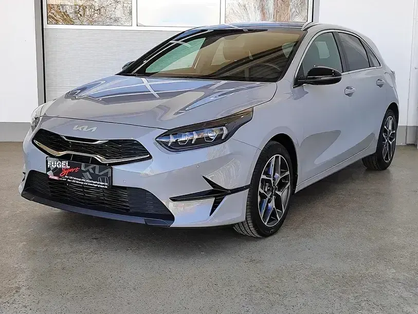 Używany Kia Ceed 140 KM (102 kW) 2024 Szary Hatchback