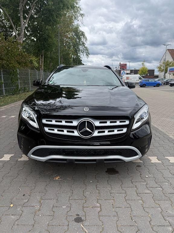 Schwarz Gebraucht 2018 Mercedes GLA180 SUV | 17.000 € (Fairer Preis) - Bild 1/4