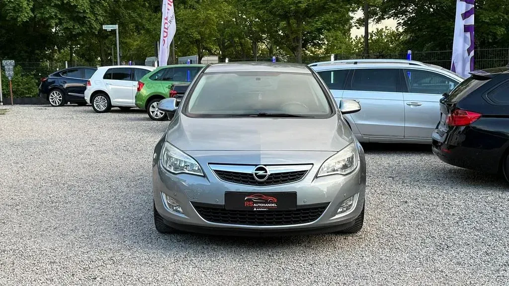 Gebraucht Opel Astra Design Edition 125 PS (91 kW) 2011 Silber Limousine