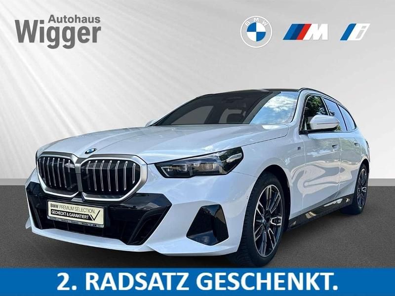 Mineralweiss metallic Gebraucht 2024 BMW 520 M Sport Kombi | 54.900 € (Fairer Preis) - Bild 1/4