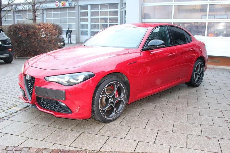 Rot Gebraucht 2023 Alfa Romeo Giulia Competizione Limousine | 33.900 € (Guter Preis) - Bild 1/4