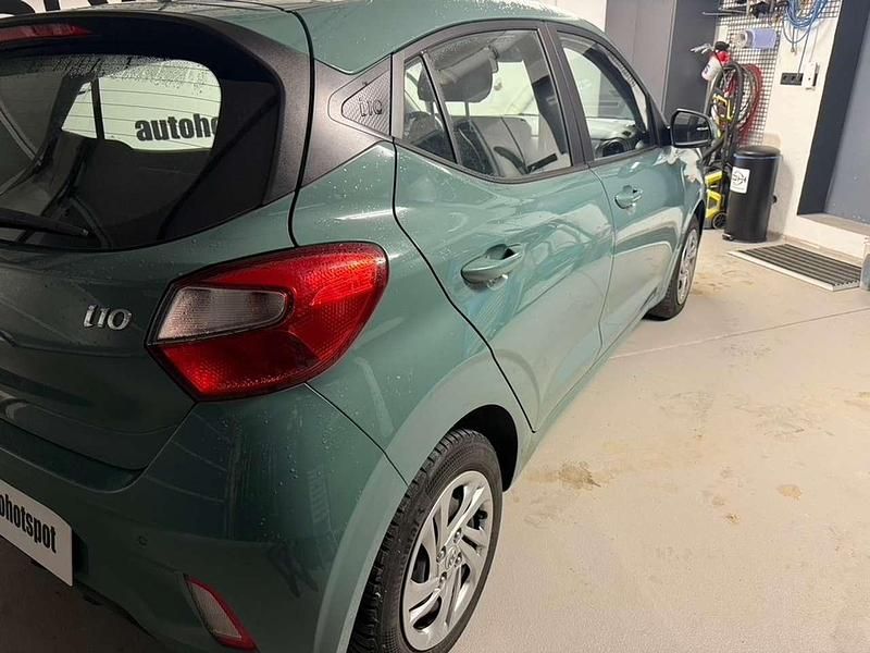Gebraucht Hyundai i10 Select 67 PS (49 kW) 2022 Mangrove green micalackierung Kleinwagen