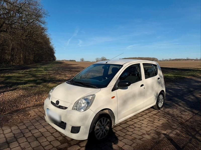 Gebraucht Daihatsu Cuore 69 PS (50 kW) 2012 Weiß Kleinwagen