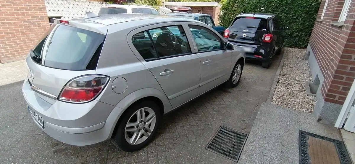 Używany Opel Astra 140 KM (102 kW) 2007 Srebrny Sedan/Limuzyna