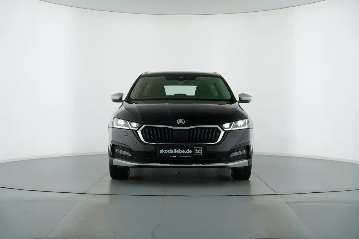 Gebraucht Skoda Octavia Scout 200 PS (147 kW) 2022 Schwarzmagic perleffekt Kombi