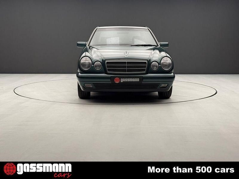 Gebraucht Mercedes E220 95 PS (69 kW) 1997 Grün Limousine