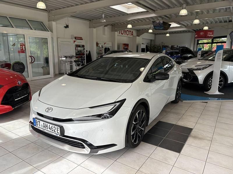 White metallic Gebraucht 2024 Toyota Prius Plug-in Hybrid Executive Kleinwagen | 42.290 € (Teuer) - Bild 1/4