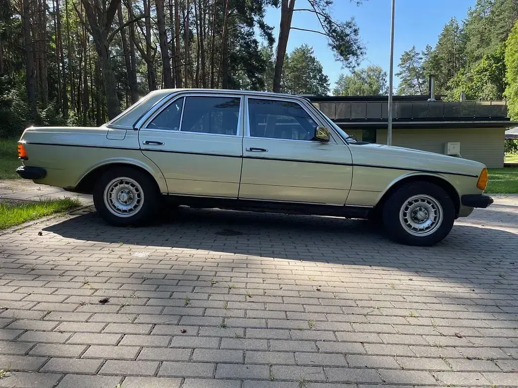 Używany Mercedes E230 136 KM (100 kW) 1983 Zielony Sedan/Limuzyna