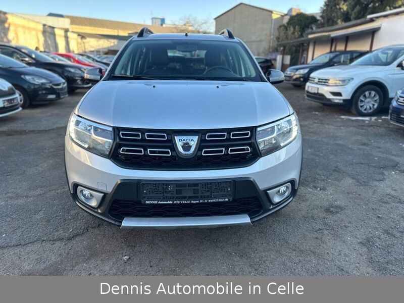 Grau Gebraucht 2017 Dacia Sandero Celebration Kleinwagen | 7.490 € (Fairer Preis) - Bild 1/4