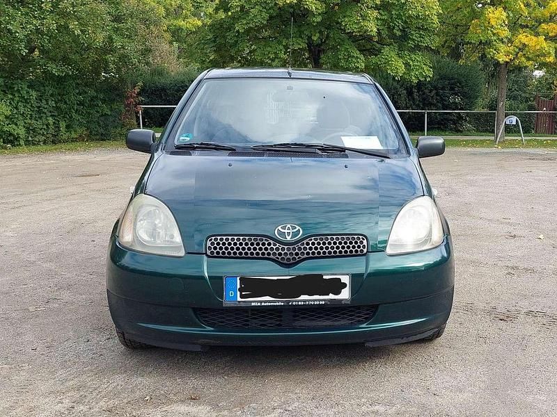 Grün Gebraucht 2000 Toyota Yaris Luna Limousine | 1.499 € (Fairer Preis) - Bild 1/4