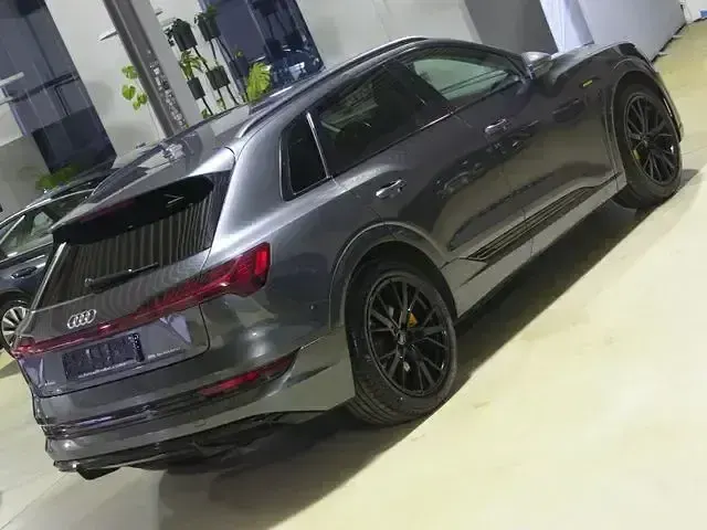 Używany Audi e-tron Performance 300 kW (408 KM) 2023 Szary SUV